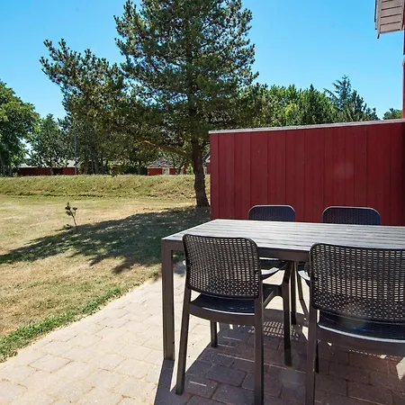 Charming 4-person Getaway Blavand